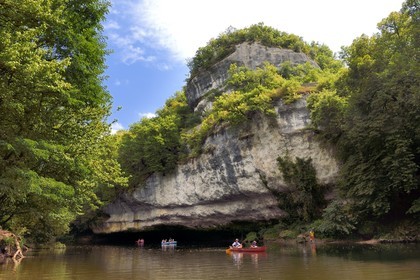 France, Dordogne (24), Périgord Noir, vallée de la Vézère à Peyzac-le-Moustier, kayak sur la rivière Vézère au pied des falaises de la Roque Saint-Christophe