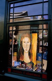 Royaume-Uni, Ecosse, Edimbourg, reflet du musée d' Ecosse dans une boutique d' Art