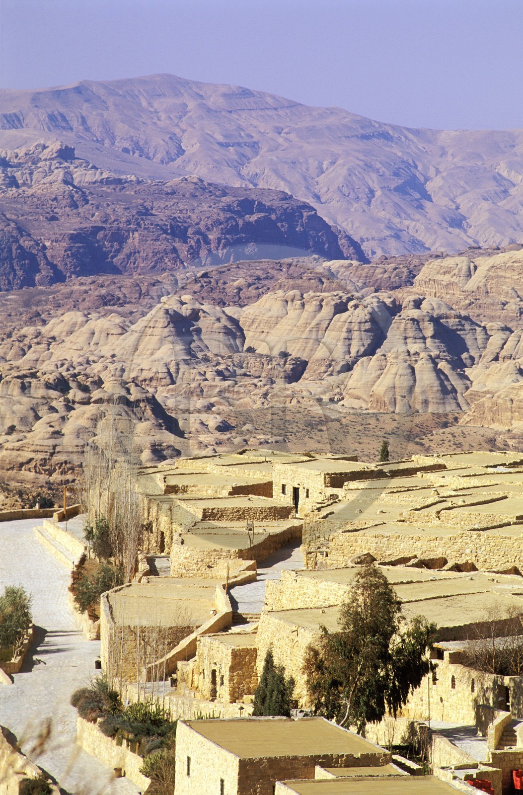 Jordanie, Petra, Hôtel Taybet Zaman (ancien village) et massif montagneux de Petra