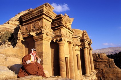 Jordanie, Pétra, un bédouin contemple le coucher à mi-hauteur du Deir (le Monastère) - 42 m de haut classé Patrimoine Mondial de l' UNESCO