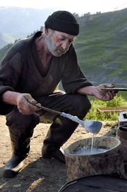 Géorgie, Kakheti, Parc national de Touchétie, bergerie vers le village de Bochorna, le berger Kako y fabrique son fromage de manière traditionelle et artisanale