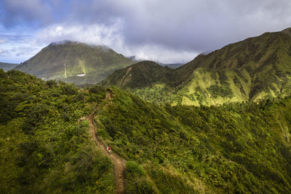 Caraïbes, Ile de la Dominique, Castle Bruce, Parc national du Morne Trois Pitons classé Patrimoine Mondial de l'UNESCO, randonneurs sur le sentier traversant la forêt tropicale et menant à la la Vallée de la Désolation puis au Boiling Lake (vue aérienne)