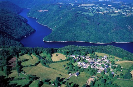 France, Corrèze (19), les gorges de la Dordogne surplombées par le village de Lavastroux (vue aérienne)