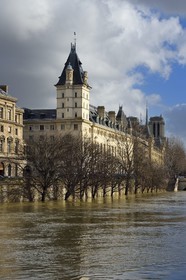 France, Paris (75), les rives de la Seine, classées Patrimoine Mondial de l'UNESCO, la crue de la Seine de janvier 2018, le quai des Orfèvres