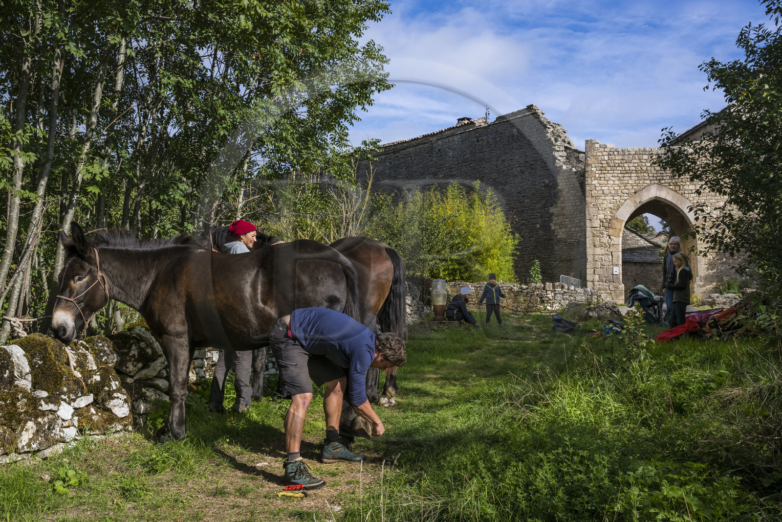 France, Aveyron (12), Causses et les Cévennes, paysage culturel de l'agro-pastoralisme méditerranéen, classés Patrimoine Mondial de l'UNESCO, la famille Robin fait escale dans son tour de France (partiel) à pied à La Couvertoirade, labellisé Les Plus Beaux Villages de France