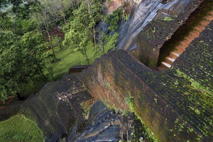 Sri Lanka, province centrale, district de Matale, Sigiriya, ville ancienne de Sigiriya classée patrimoine mondial de l'UNESCO, escalier d'accès à l'ancien palais forteresse du Rocher du Lion