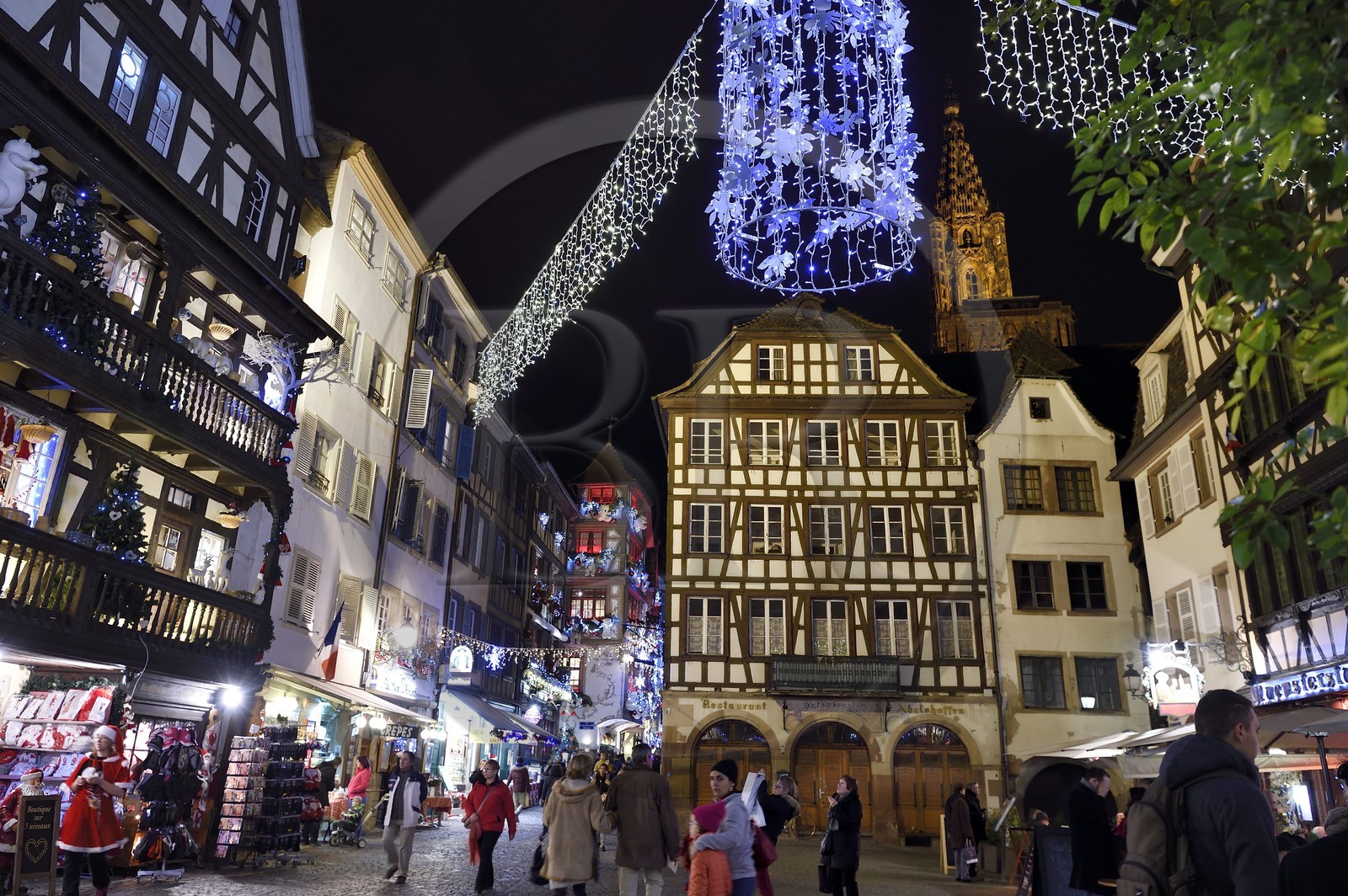 France, Bas-Rhin (67), Strasbourg, vieille ville classée au Patrimoine Mondial de l'UNESCO, place du Cochon de lait, maisons à colombages, cathédrale, illuminations de Noël