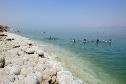 Israel, District sud,  baigneurs à la plage de Ein Gedi sur la Mer Morte, concrétions salines
