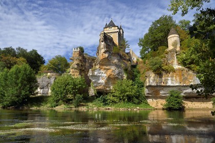 France, Dordogne (24), Périgord Noir, Thonac, le chateau de Belcayre sur son éperon rocheux au bord de la Vézère