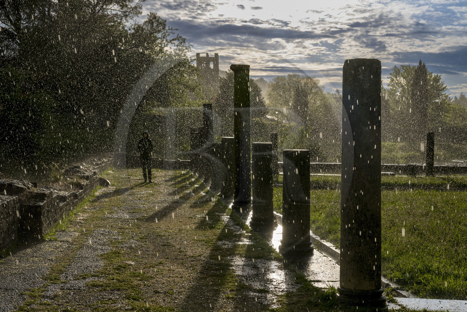 France, Vaucluse (84), Dentelles de Montmirail, Vaison-la-Romaine, site archéologique de la Villasse sous une averse de pluie