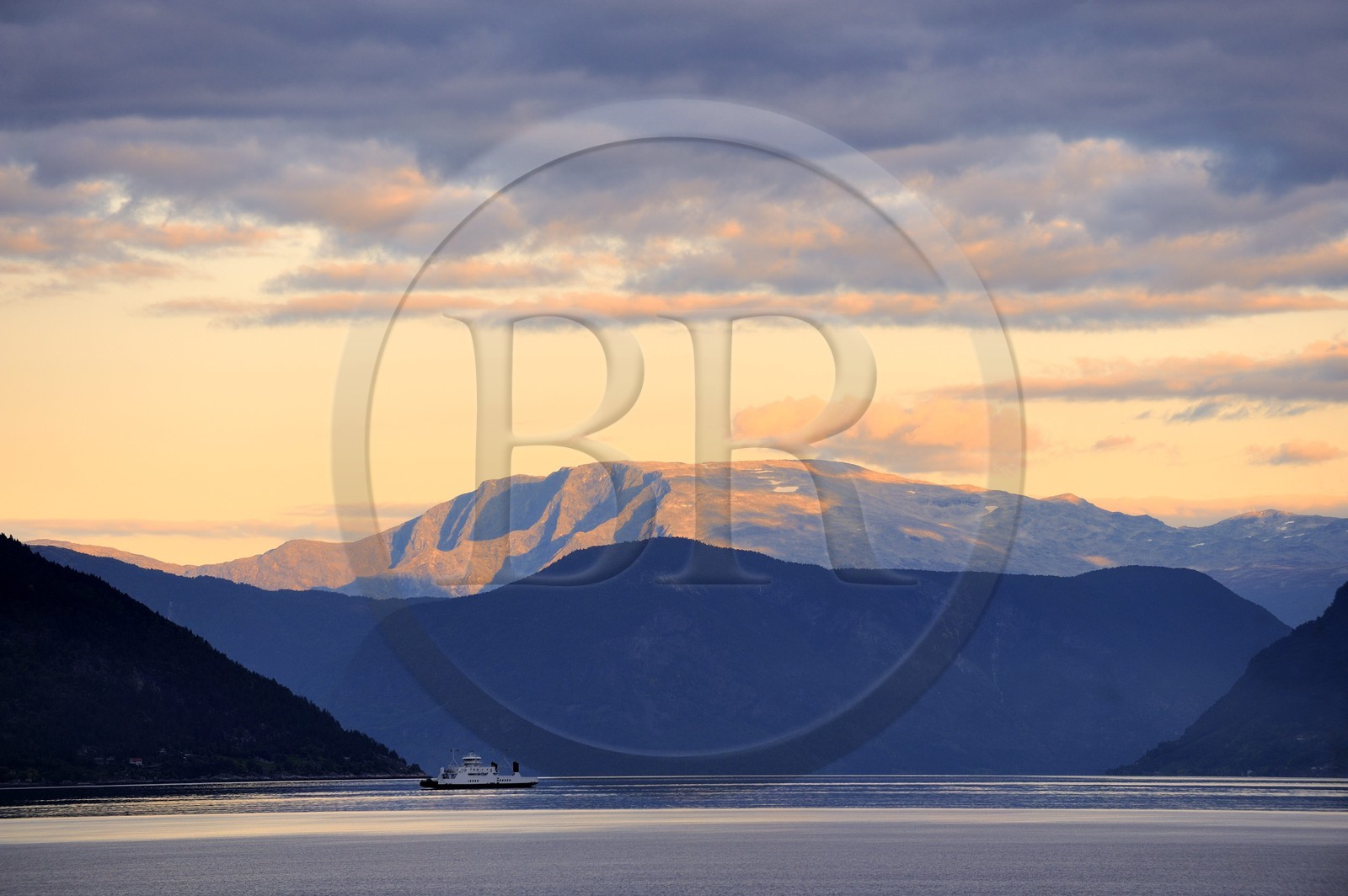 Norvège, comté de Sogn Og Fjordane, ferry sur le sognefjorden à Balestrand et la montagne de Bleia (1718m) au fond