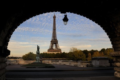 France, Paris (75), la Tour Eiffel et le pont de Bir-Hakeim