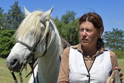 France, Bouches-du-Rhône (13), Parc naturel régional de Camargue, La Régie de Frigoulès, Florence Clauzel manadière au Mas des Grandes Manades du Vaccarès, manade Saint Antoine, éleveuse de chevaux et taureaux de Camargue