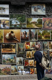 Pologne, Cracovie, vieille ville (Stare Miasto), tableaux de peintres amateurs accroch