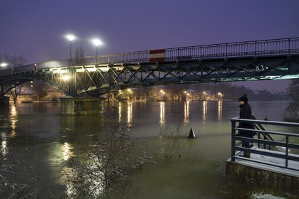 France, Val-de-Marne (94), Bry-sur-Marne, la passerelle réalisée par Gustave Eiffel entre Bry-sur-Marne et Le Perreux-sur-Marne en arrière plan, les bords de Marne inondés
