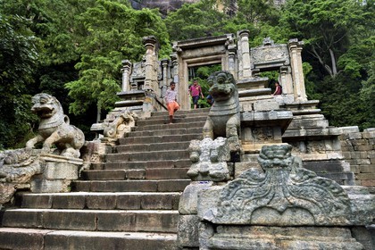 Sri Lanka, Province du Nord Ouest, le grand escalier de la forteresse de granit de Yapahuwa, éphémère capitale du pays au XIIIème siècle, la sculpture du lion
