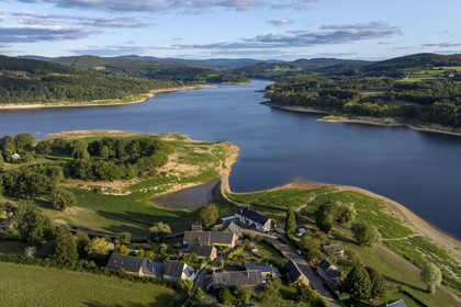 France, Nièvre (58), Parc naturel régional du Morvan, Chaumard, lac de Pannecière, le hameau de Vauminot sur la rive Nord (vue aérienne)