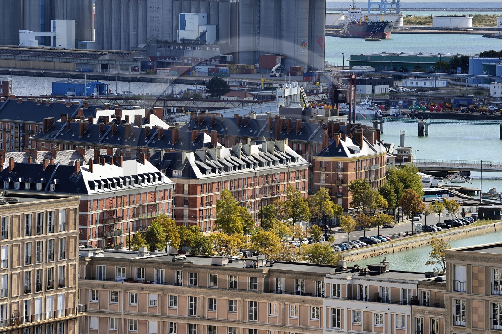 France, Seine-Maritime (76), Le Havre, quartier Saint-François dit quartier Breton et le port de commerce en arrière plan