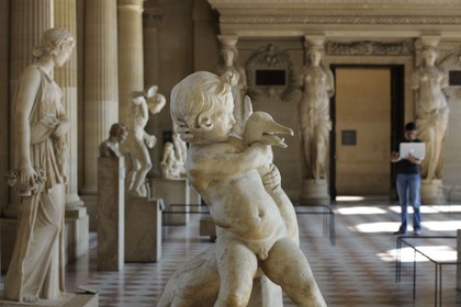 France, Paris (75), musée du Louvre, la salle des Caryatides dans le département des antiquités grecques et romaines