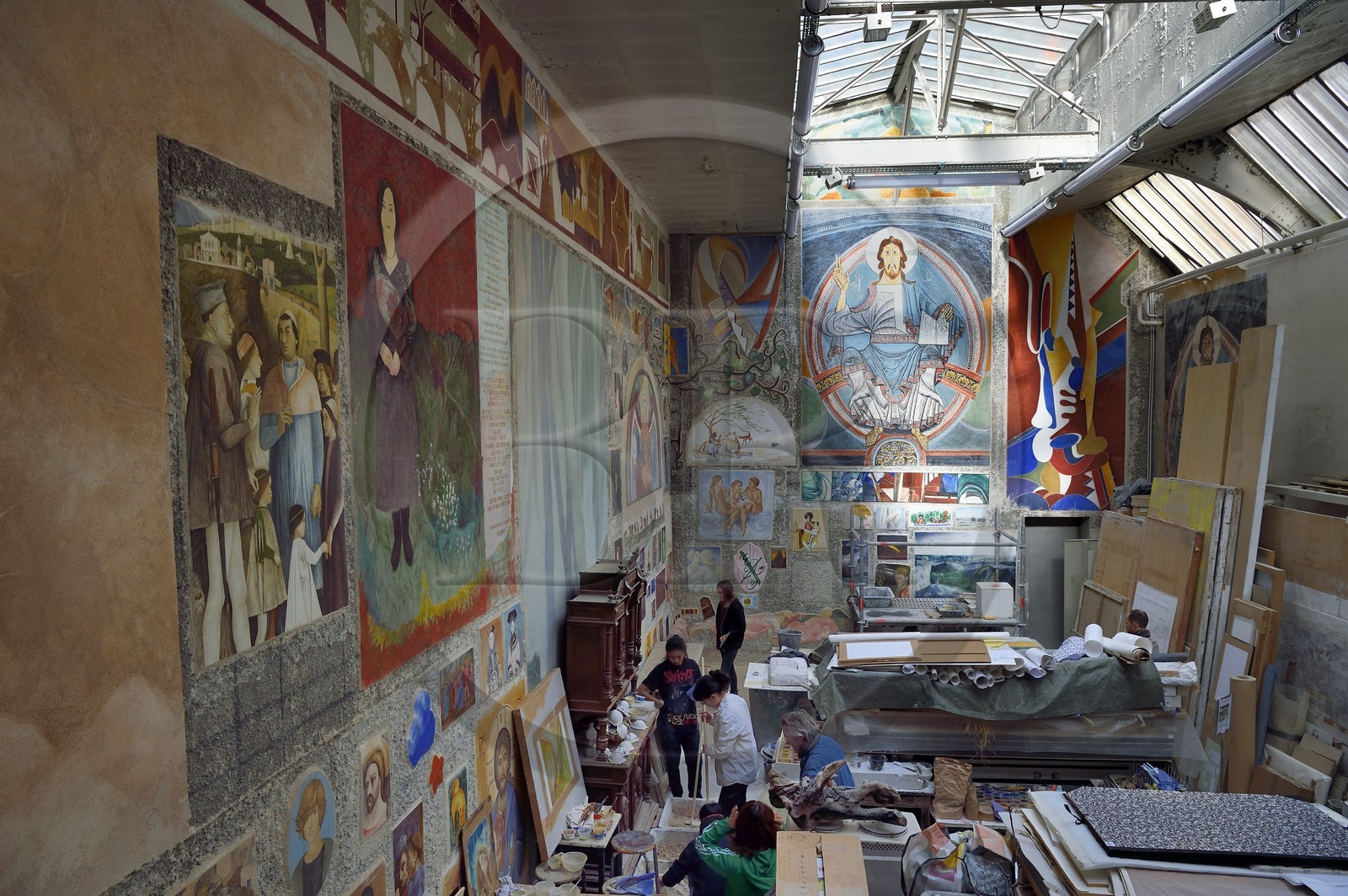 France, Paris (75), quartier de Saint-Germain-des-Prés, Ecole nationale supérieure des Beaux-Arts, fabrication du mortier dans l'atelier de fresque de Philippe Bennequin