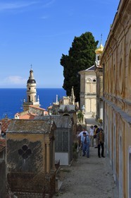 France, Alpes-Maritimes (06), Menton, la vieille ville, le clocher de la basilique Saint-Michel vu du cimetière du Vieux-Chateau, cimetière marin