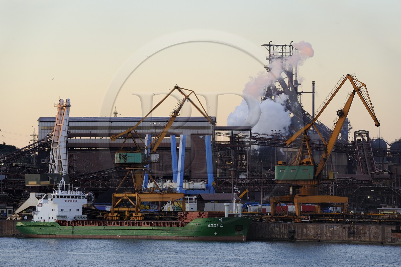 Italie, Toscane, le port industriel de Piombino en face de l’Ile d’Elbe
