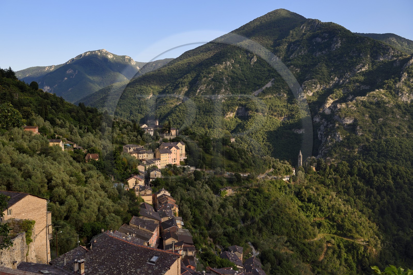 France, Alpes-Maritimes (06), vallée de la Roya (arrière-pays niçois), au pied du parc national du Mercantour, le village perché de Saorge, en arrière plan à gauche le monastère de Saorge ancien Couvent Franciscain Notre-Dame-des-Miracles et à droite l'ancienne église Notre Dame plus connue aujourd'hui sous le nom de Madone del Poggio