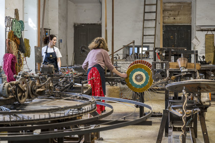France, Drôme (26), Drôme provençale, Nyons, La Scourtinerie, dernière manufacture de scourtins de Provence, filtres traditionnels utilisés dans la fabrication de l'huile d'olive mais conçus aussi aujourd'hui comme objets de décoration en fibre de coco, fabrication de scourtins dans leur atelier sur des appareils à tisser circulaires faits sur mesure