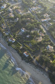 France, Charente-Maritime (17), ile de Ré, les Portes-en-Ré, maisons secondaires dans le bois de Trousse-Chemise (vue aérienne)
