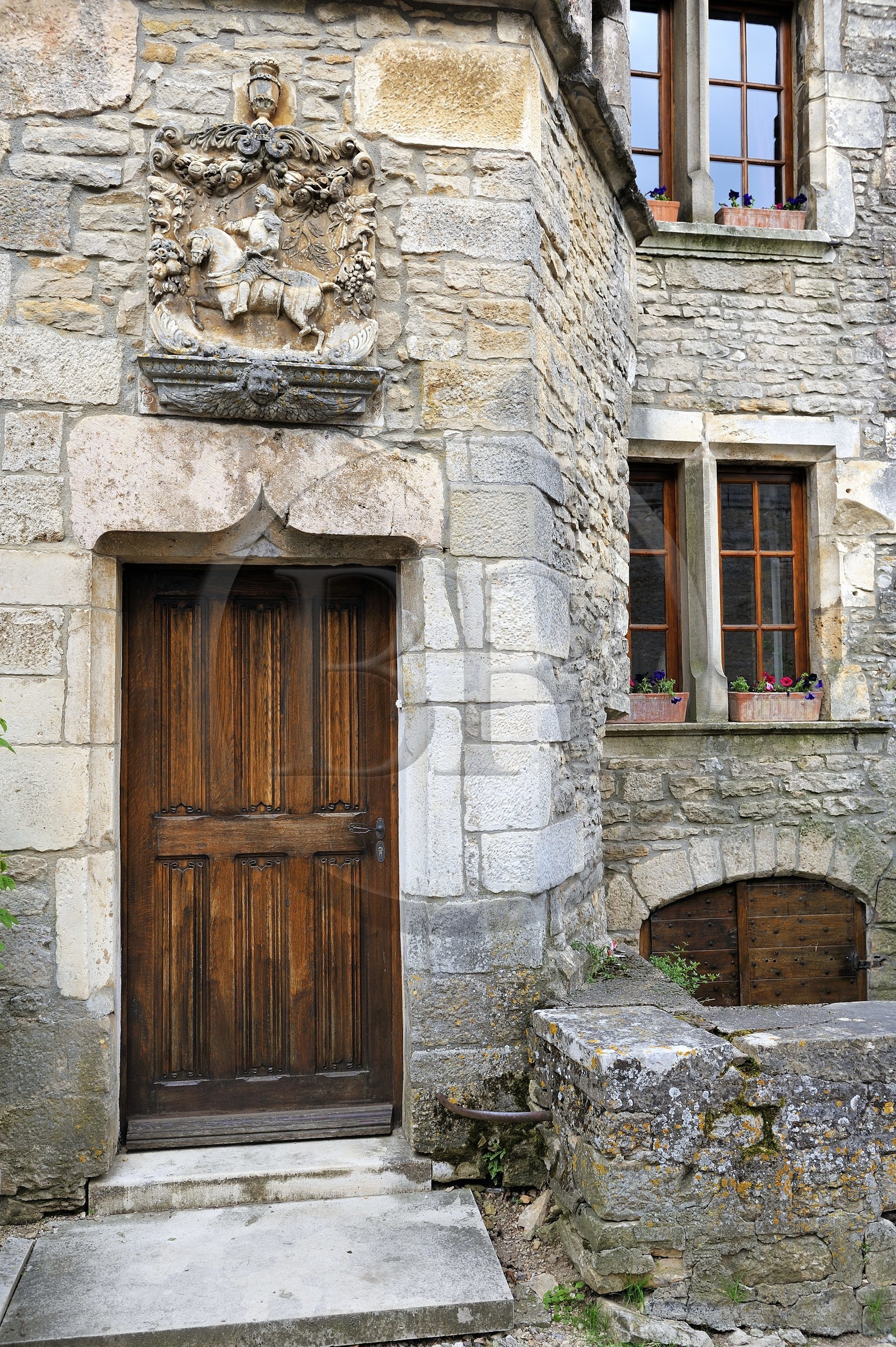 France, Côte d'Or (21), Châteauneuf-en Auxois, labellisé Les Plus Beaux Villages de France, maison de marchands à linteaux sculptés