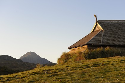 Norvège, Nordland, Iles Lofoten, Vestvagoy, musée viking de Borg sur l'ile de Vestvagoy, reconstruction d'une maison ancienne longue de 83 m