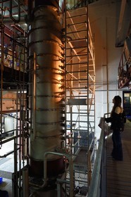 France, Ile de la Reunion, Saint Pierre, domaine de la distillerie Isautier, musée de la Saga du Rhum, colonne de distillation à gauche qui remplace l'alambic