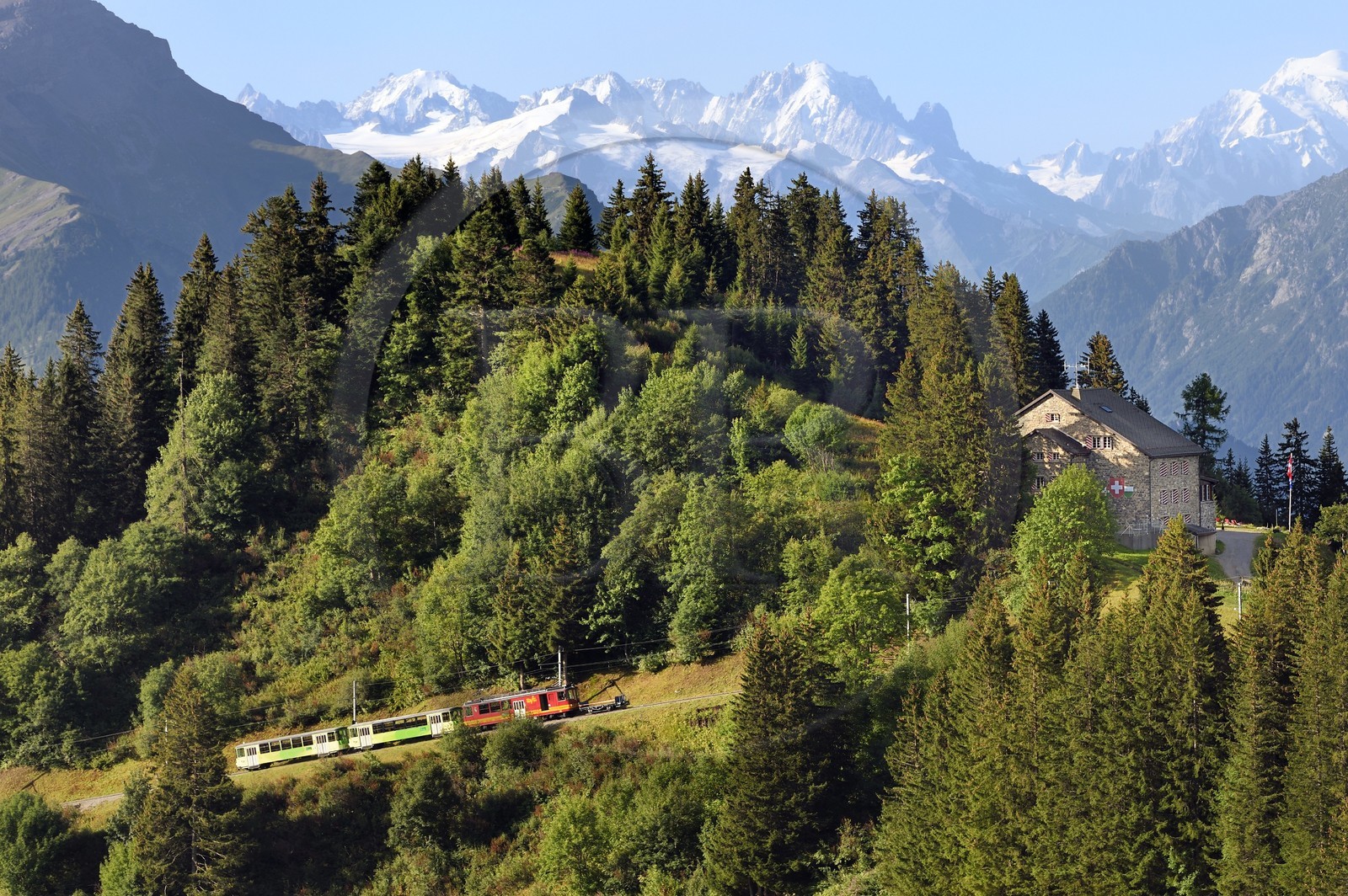 Suisse, canton de Vaud, Villars-sur-Ollon, train qui rejoint la gare du col de Bretaye à la station Bouquetins et le Mont-Blanc en arrière plan