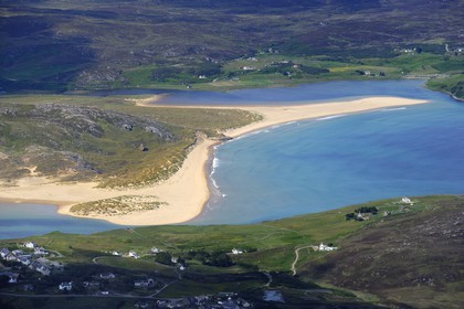 Royaume-Uni, Ecosse, North West Highlands, Torrisdale Bay à l'embouchure de la rivière Naver encadré par les villages de Torrisdale et Bettyhill sur la côte nord des Highlands (vue aérienne)