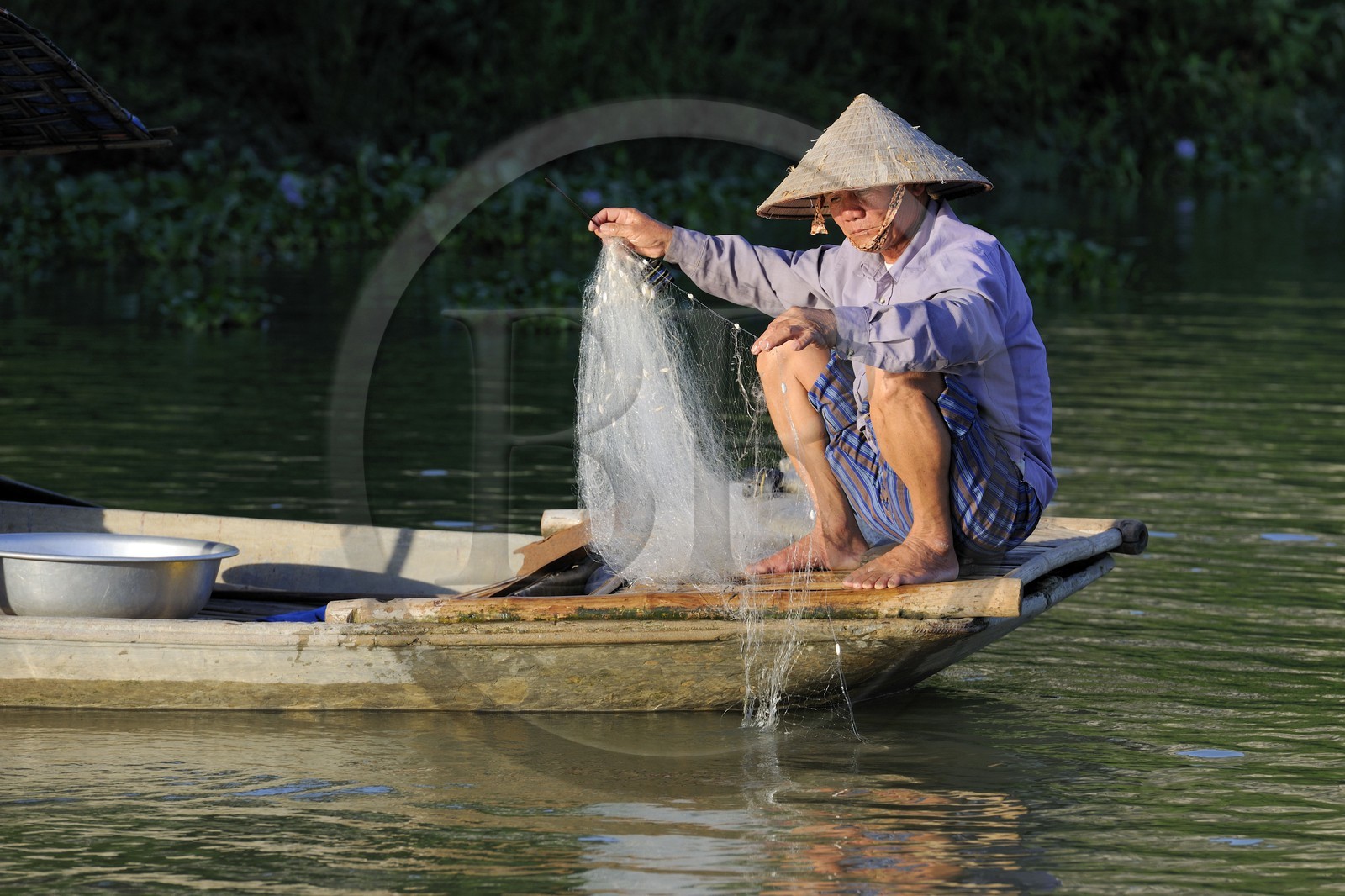 Vietnam, province de Ninh Binh, village insulaire de Kenh Ga, barque de pêcheurs
