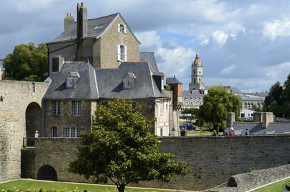 France, Morbihan (56), Golfe du Morbihan, Vannes, la porte Poterne dans les remparts et l'église Saint Patern en arrière plan