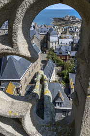 France, Ille-et-Vilaine (35), Côte d'Emeraude, Saint-Malo, Cathédrale Saint-Vincent de Saint-Malo, vue sur la ville depuis le haut du clocher de la cathédrale vers le Nord et le Fort National en arrière plan