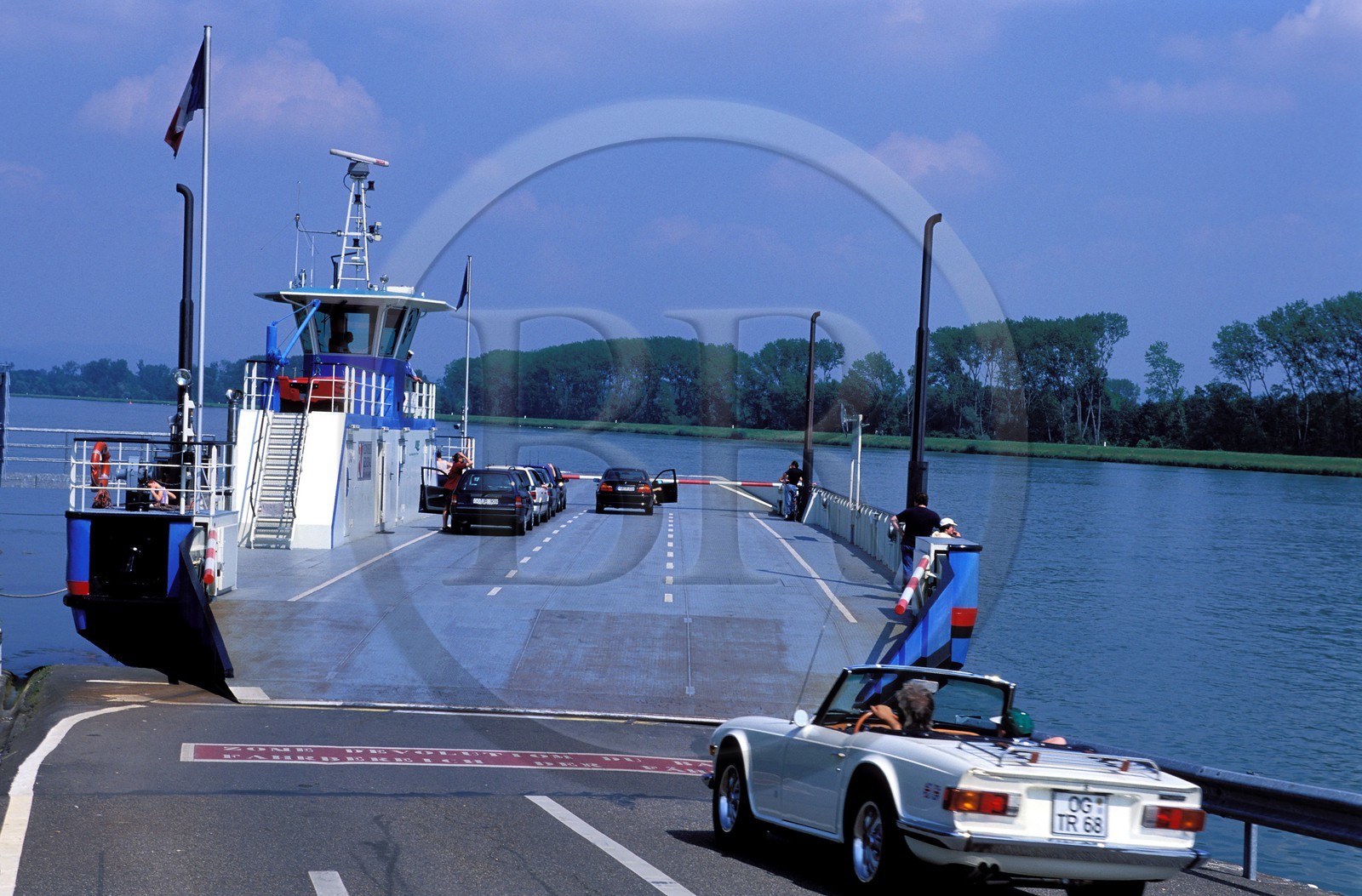 France, Bas-Rhin (67), le Rhin, l' unique bac de traversé entre la France et l' Allemagne a Rhinau