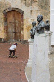 Panama, Panama City, district historique classé Patrimoine Mondial de l'UNESCO, quartier de Casco Antiguo (Viejo), monument dédié a Ferdinand de Lesseps sur la Place de France