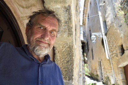 France, Alpes-Maritimes (06), Saint Paul de Vence, Olivier Kaeppelin Président de la Biennale Internationale de Saint-Paul de Vence dans la rue du Casse Cou