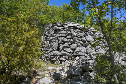 France, Vaucluse (84), Parc naturel régional du Mont Ventoux, Monieux, abris en pierres sèche appelé borie dans la garrigue surplombant les Gorges de La Nesque
