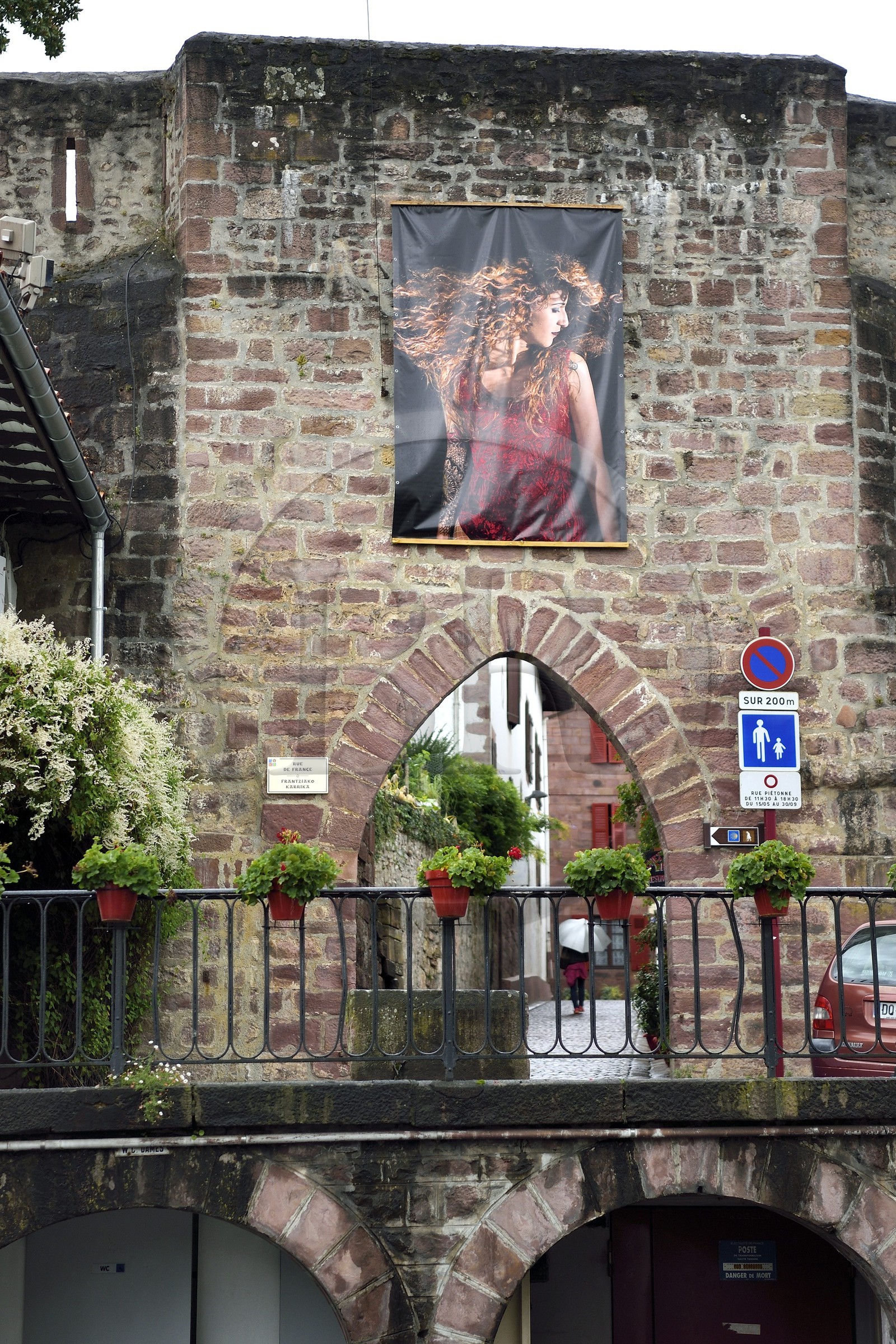 France, Pyrénées-Atlantiques (64), Pays-Basque, Saint-Jean-Pied-de-Port, la Porte de France dans les remparts
