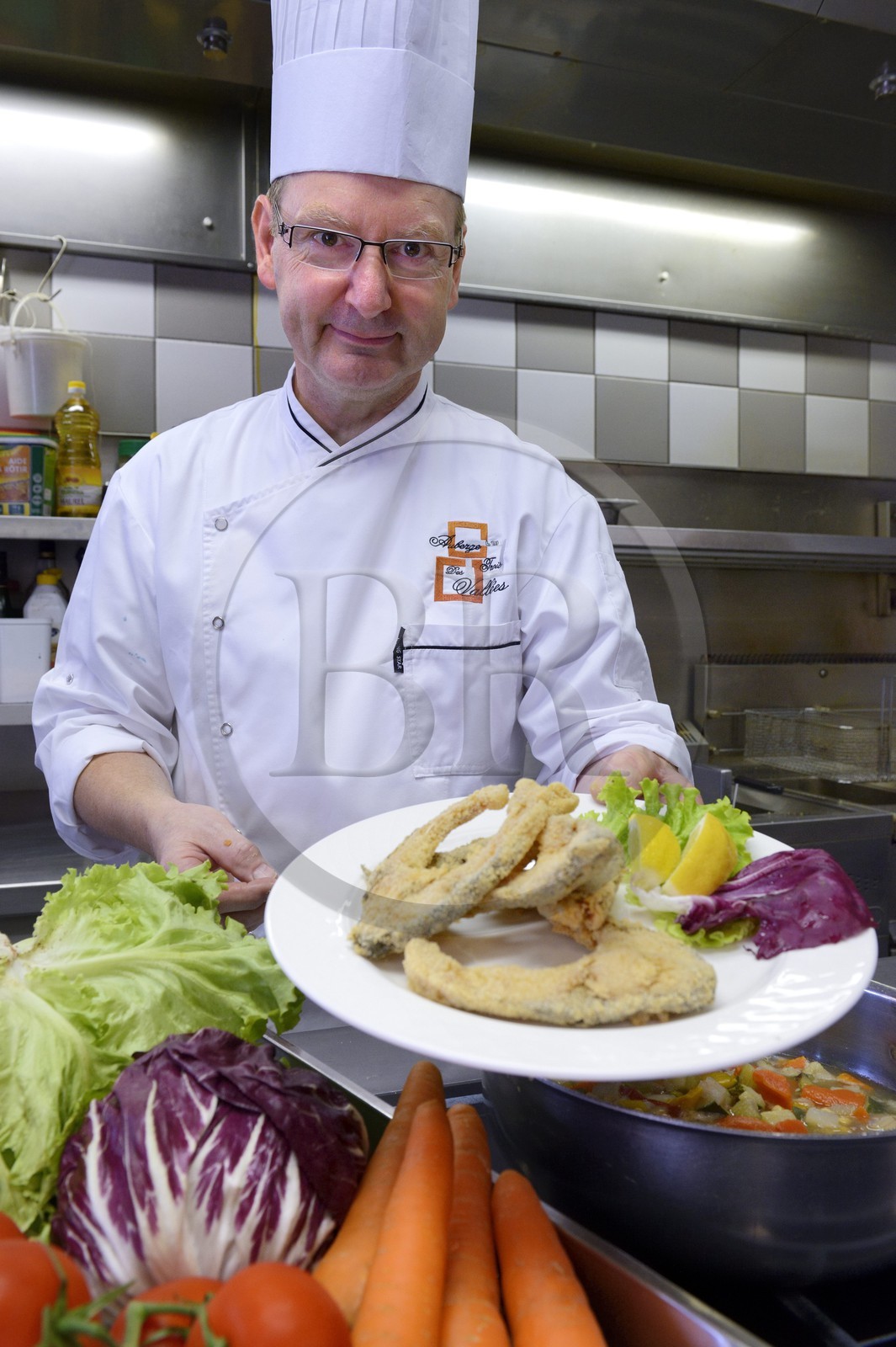 France, Haut-Rhin (68), Sundgau, Hirsingue, Auberge des Trois Vallées, plat de la carpe frite présenté par le chef Pieter Harens