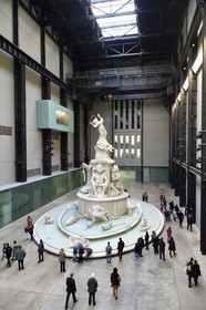 Royaume-Uni, Londres, quartier de Southwark, la Tate Modern, musée d'art contemporain, Fons Americanus, une fontaine de 13 mètres de haut réalisée par l'artiste Kara Walker