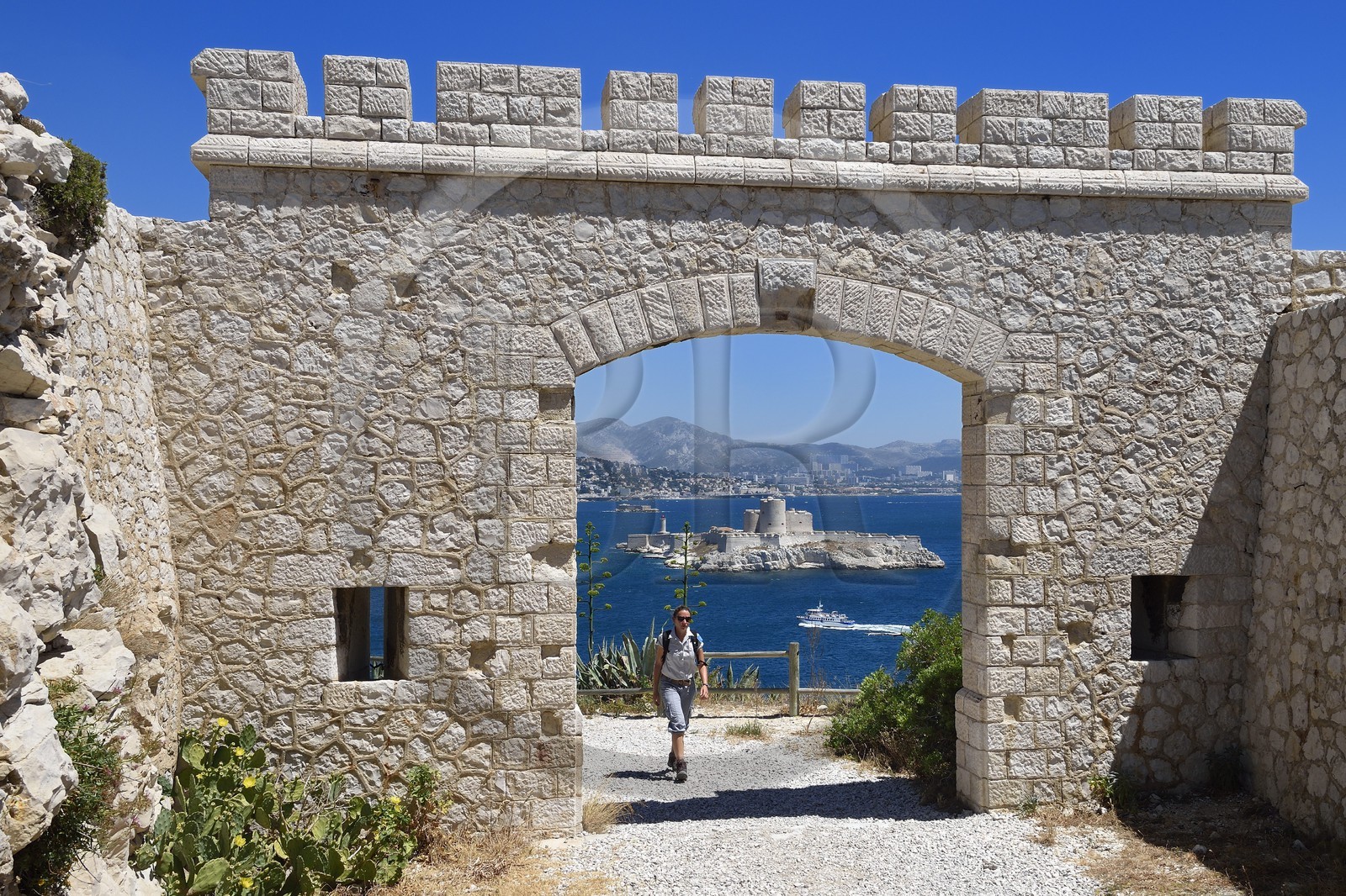 France, Bouches-du-Rhône (13), Marseille, Parc National des Calanques, Archipel des Iles du Frioul, Ile Ratonneau, entrée du Fort Ratonneau et le Chateau d'If