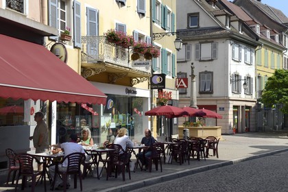 France, Haut-Rhin (68), Sundgau, Altkirch, terrasse de Café dans la rue Charles de Gaulle