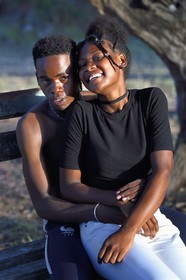 France, Ile de Mayotte, Petite-Terre, Dzaoudzi, adolescents en discussion