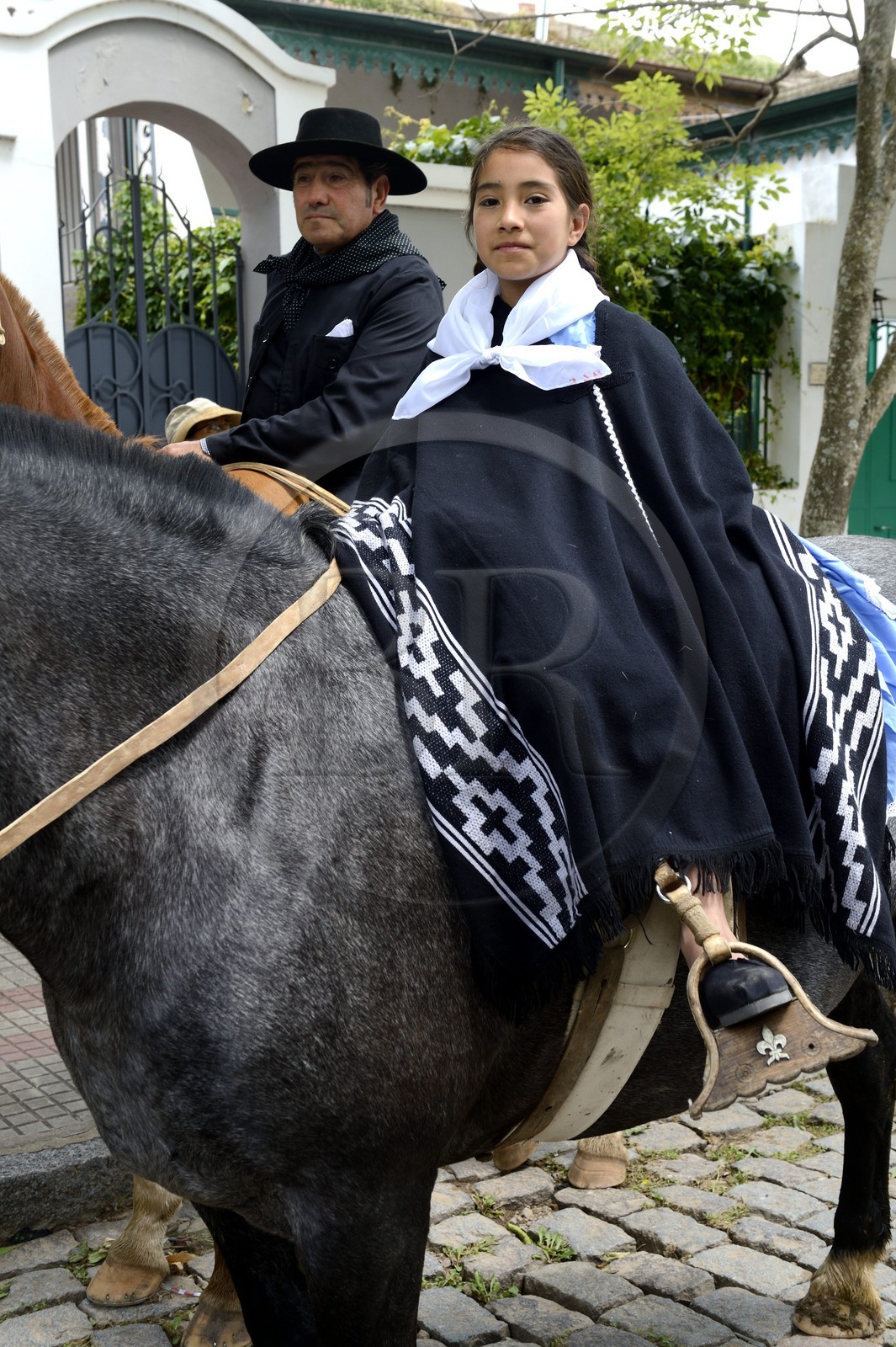 Argentine, province de Buenos Aires, San Antonio de Areco, fête du Jour de la Tradition (Dia de la Tradicion), jeune fille au pancho