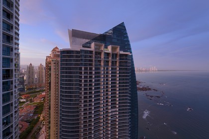 Panama, Panama City, immeuble Grand Tower et le nouveau quartier de gratte-ciels de Costa del Este en arrière plan