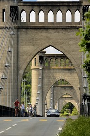 France, Indre et Loire (37), Vallée de la Loire classée Patrimoine Mondial de l' UNESCO, Langeais, cyclistes traversant le pont suspendu sur la Loire